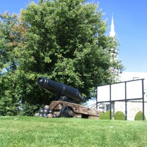 Canon près de l'église